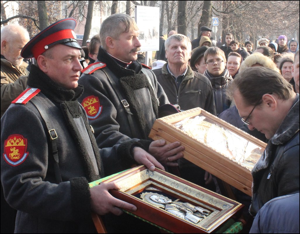 Мгновенье у иконы... - Александр Иванов