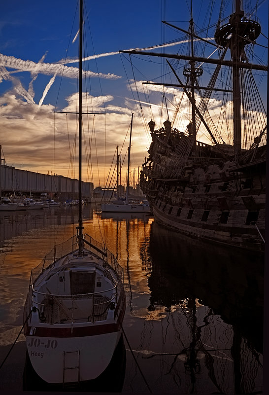 Яхточка "Хо-Хо" и шхуна Колумба в порту Генуи. - Serge Prakhov