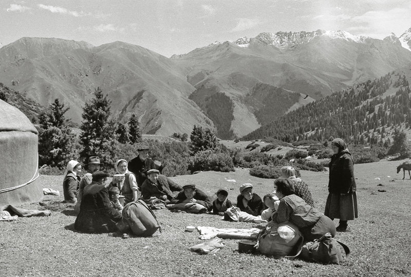 В гостях у киргизов (Тянь-шань, рядом с Иссык-Кулем, 1965 год) - Владимир 