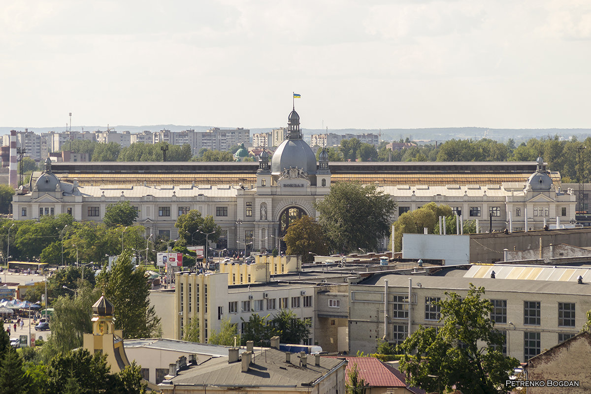 Львовский железнодорожный вокзал - Богдан Петренко