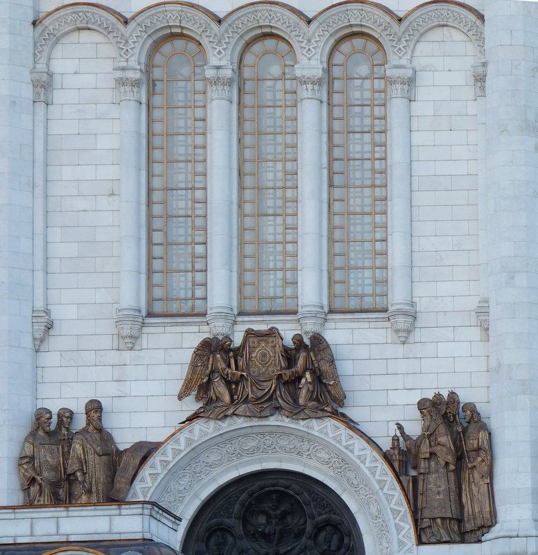горельефы над центральным порталом восточного фасада храма Христа Спасителя в Москве. - Galina Leskova