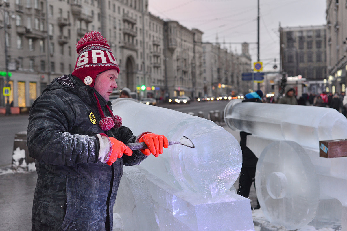 Я сам скульптура изо льда — недвижим, холоден, прекрасен... - Ирина Данилова