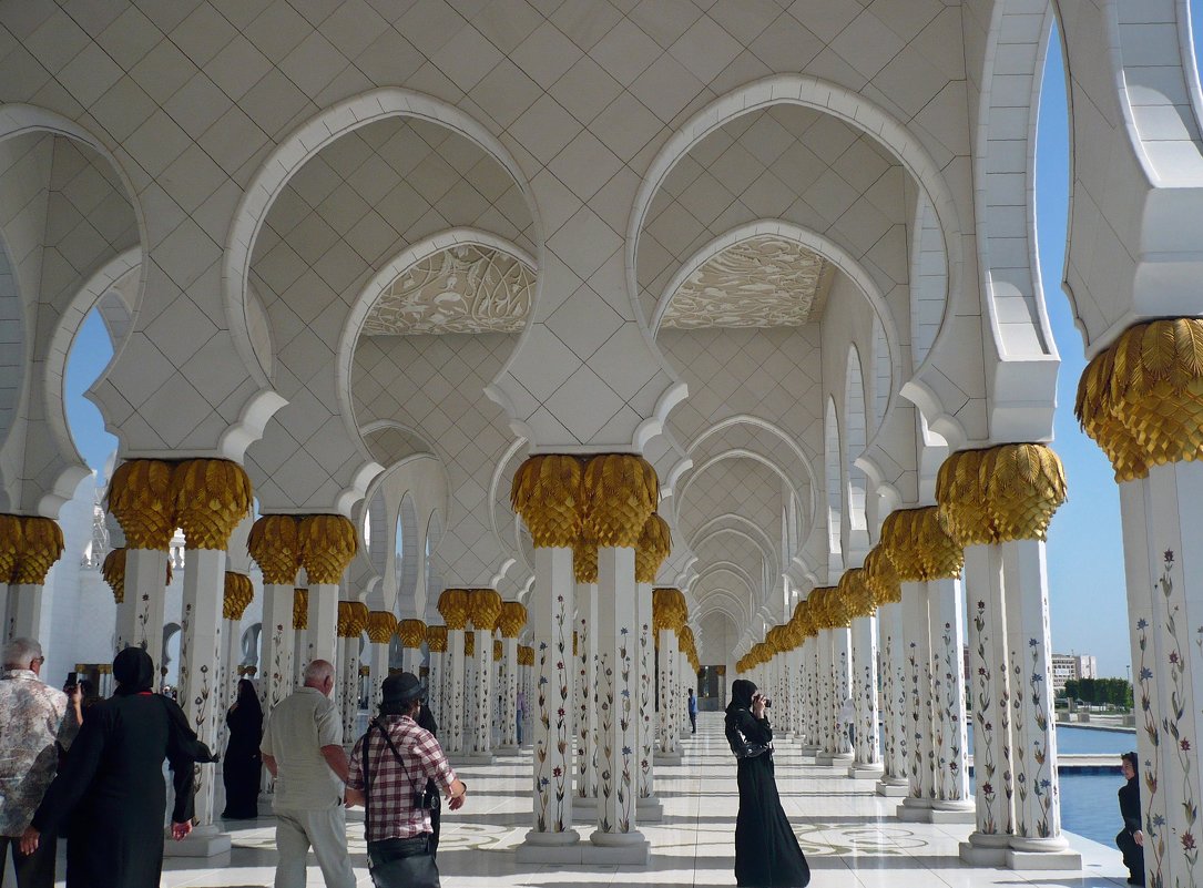 Галерея мечети шейха Заеда в Абу-Даби. - Чария Зоя 