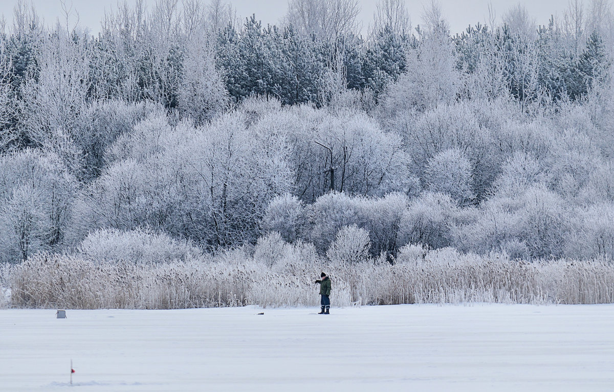 Одинокий рыбак на Шумилинском озере. - Анатолий Клепешнёв