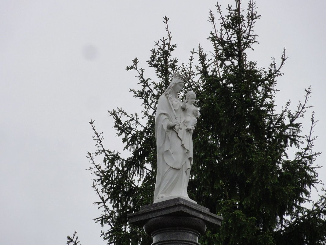 Скульптурное изображение Матушки Богородицы с Младенцем, венчающее стелу - Елена Павлова (Смолова)