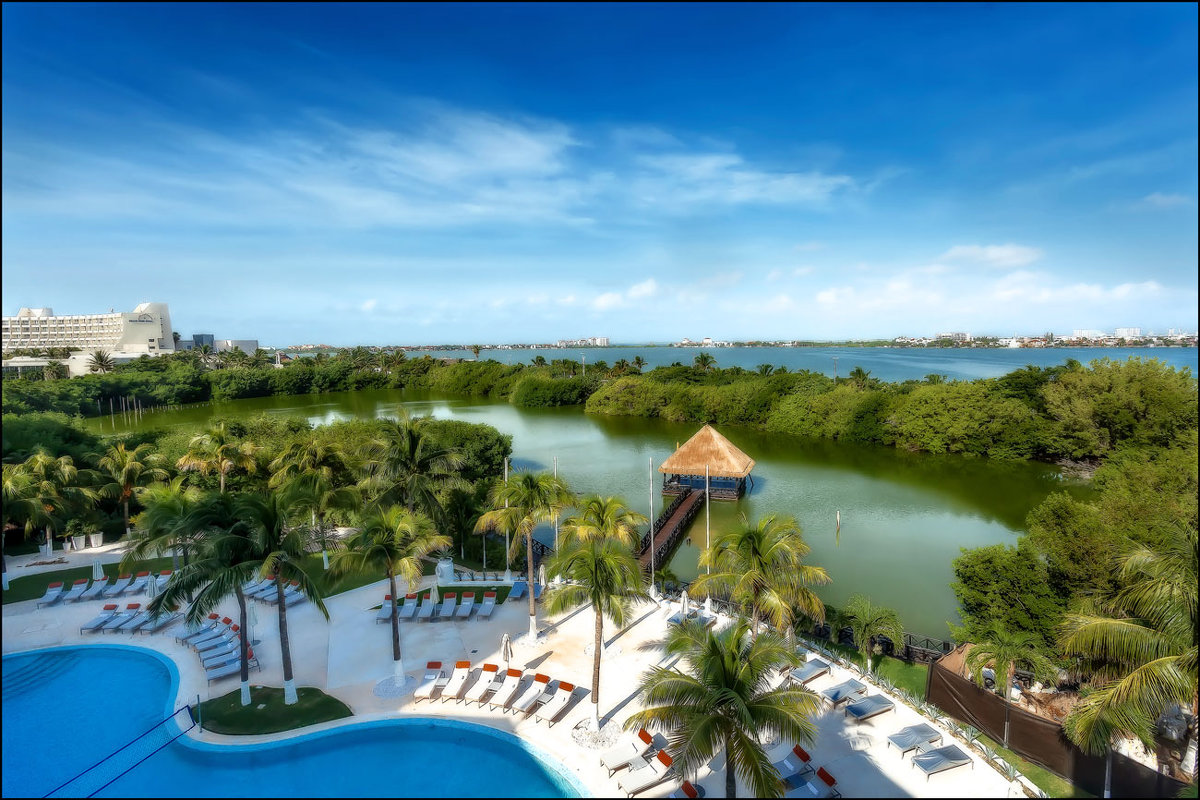 Естественное озеро расположено в отеле и рядом с морем...Карибы.Мексика. - Александр Вивчарик