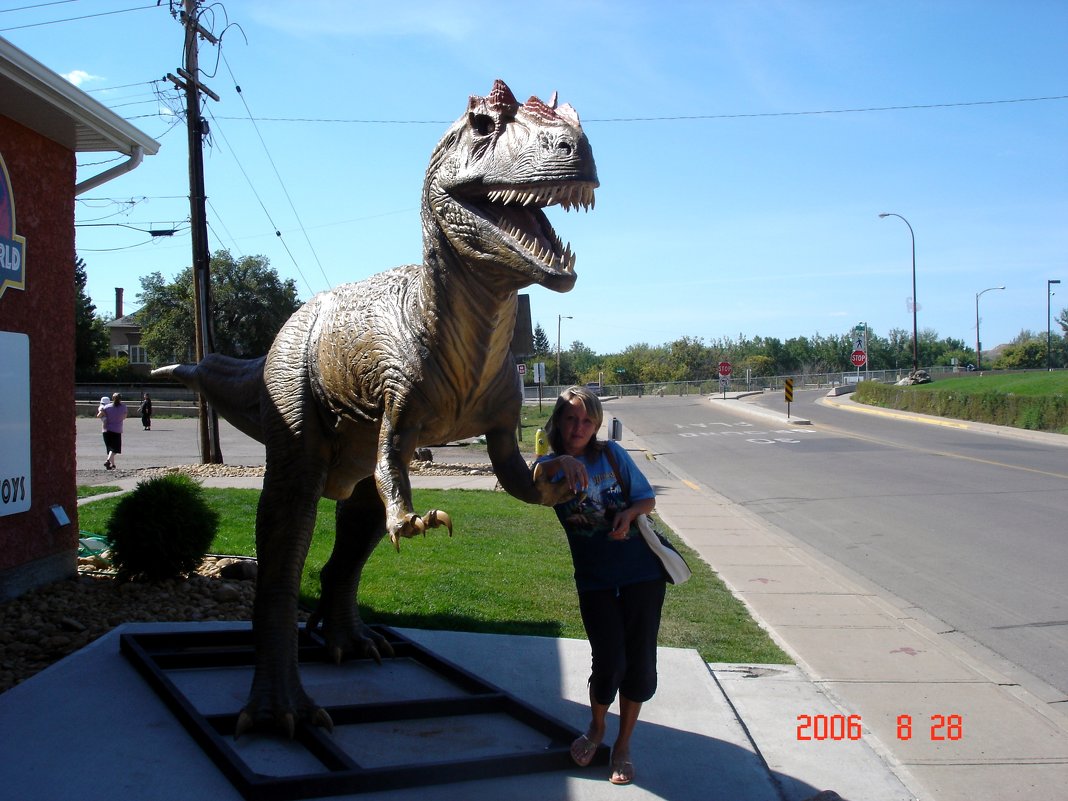 У музея динозавров в провинции Альберта. - Владимир Смольников
