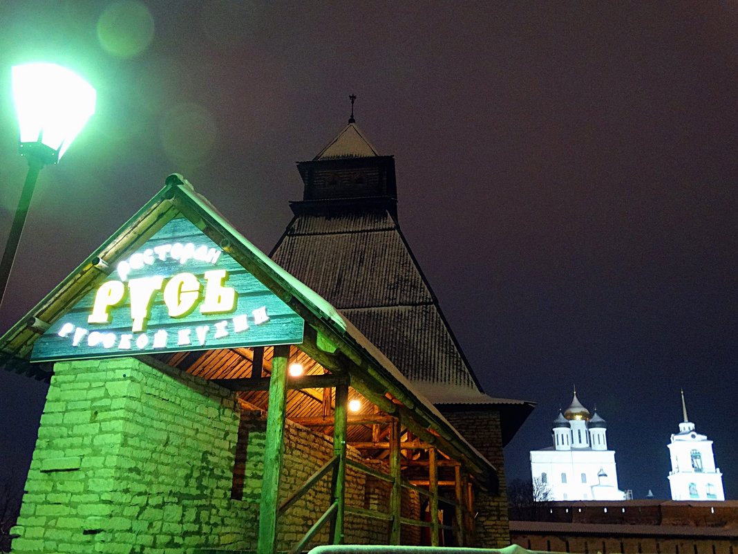 Вид на Кремль и ресторан "Русь". Псков - Fededuard Винтанюк