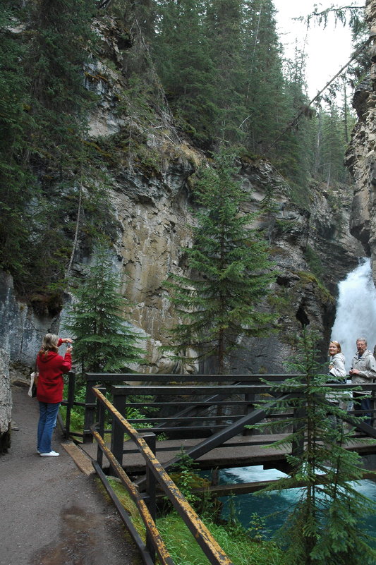 На фоне водопада в Скалистых горах Канады. - Владимир Смольников