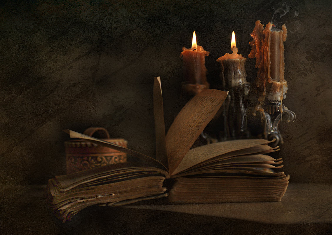 Фотосессия со старинными книгами и свечами