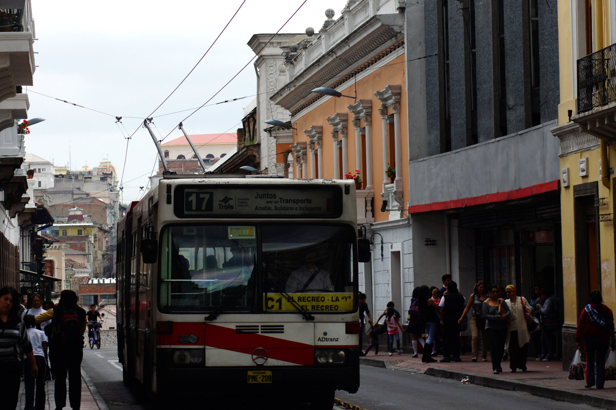 Троллейбус - метро на улицах Кито - Igor Khmelev