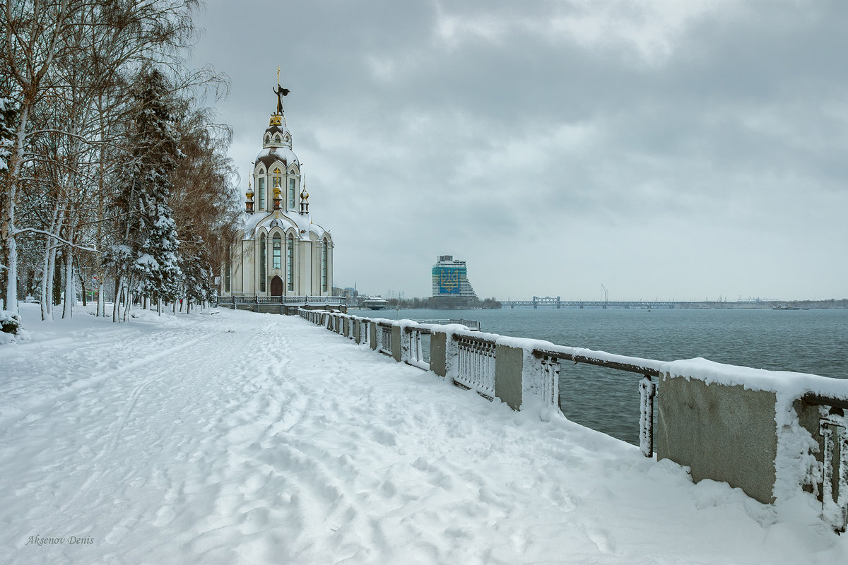 Река Днепр храм