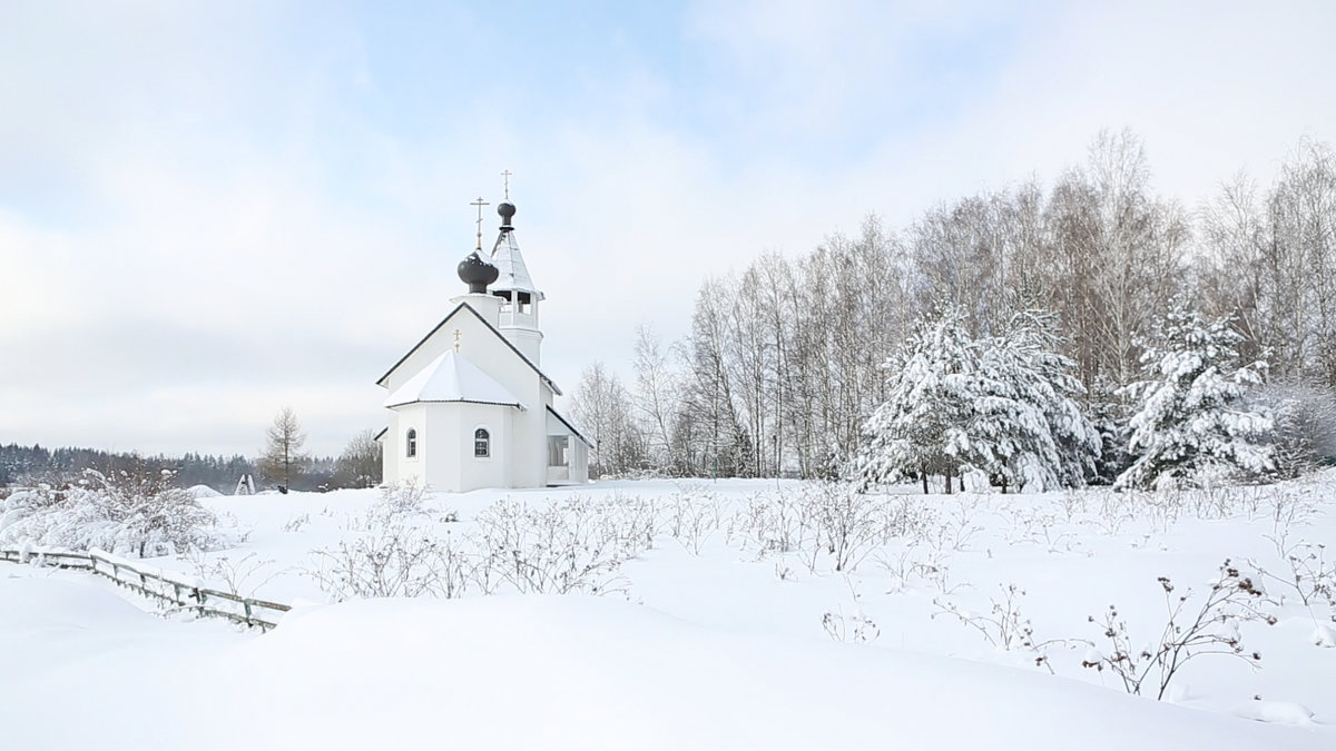 зимний лес, церковь - Сергей Дихтенко