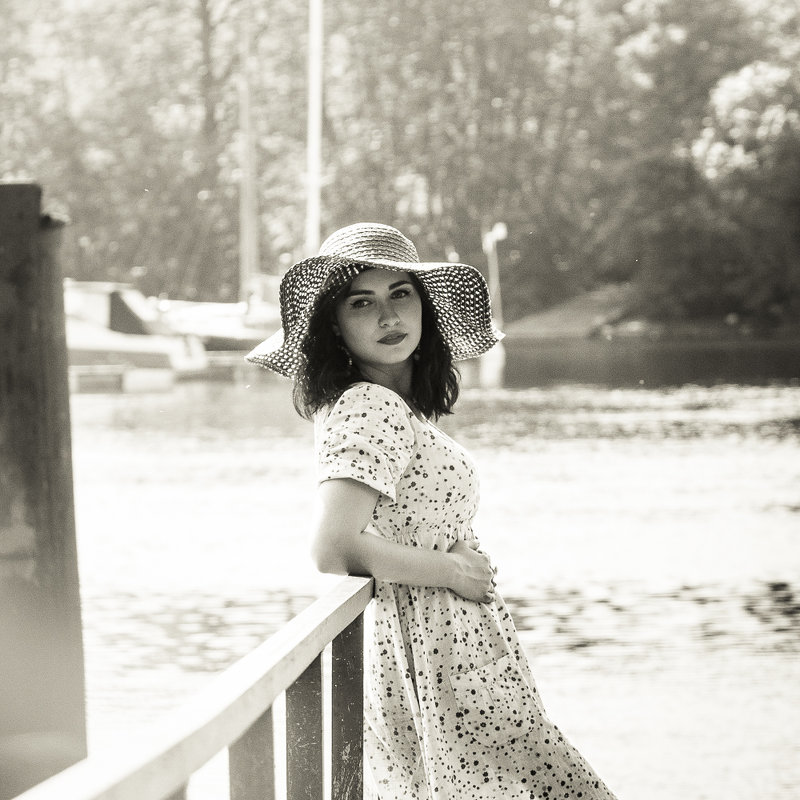Девушка в шляпе на мосту - Арина Дмитриева