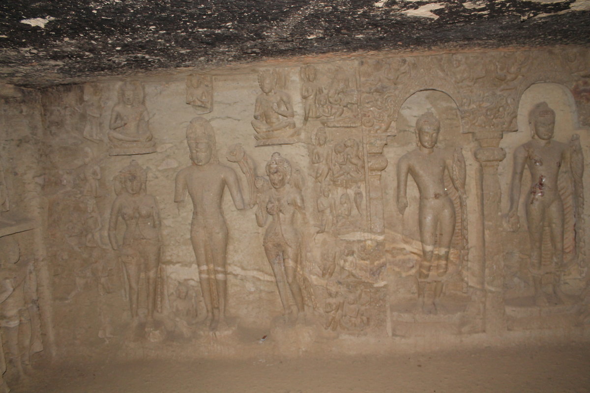 стена в пещере будистского монастыря Мумбаи. - maikl falkon 