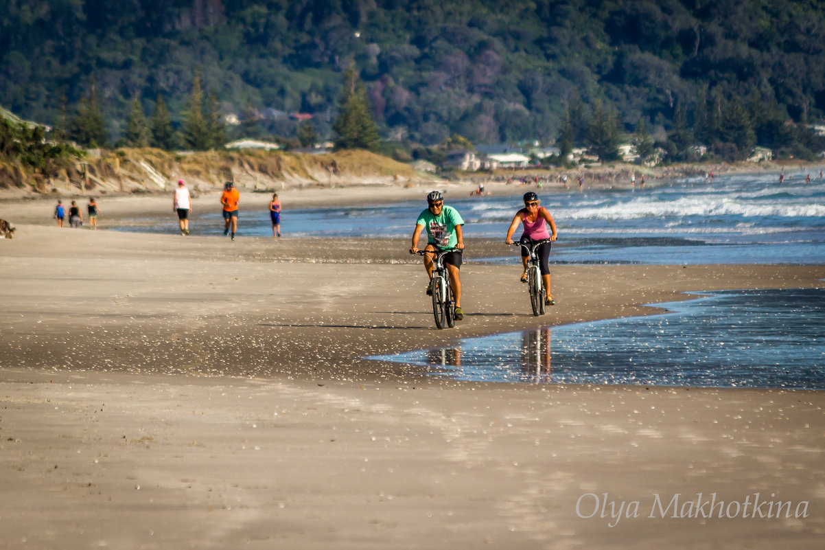 Велосипидисты на пляже - Olya 
