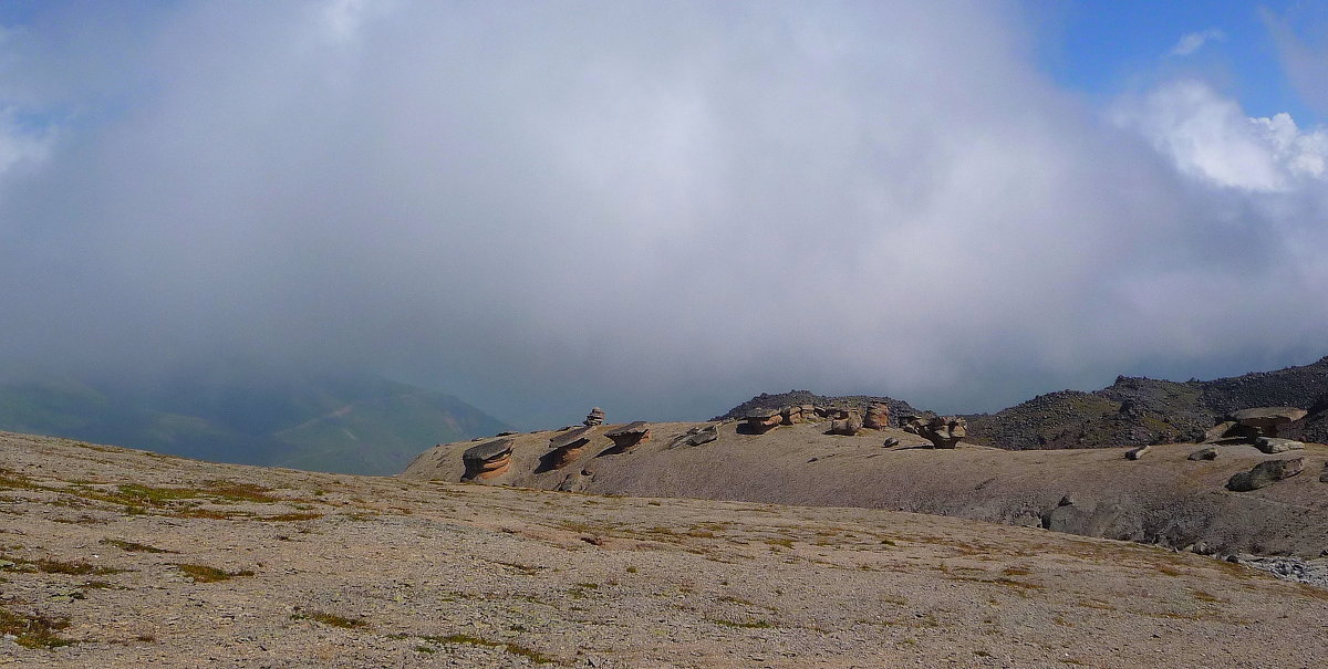 Каменные Грибы или Столы богов на северном склоне Эльбруса (на высоте 3000 м) - Vladimir 070549 