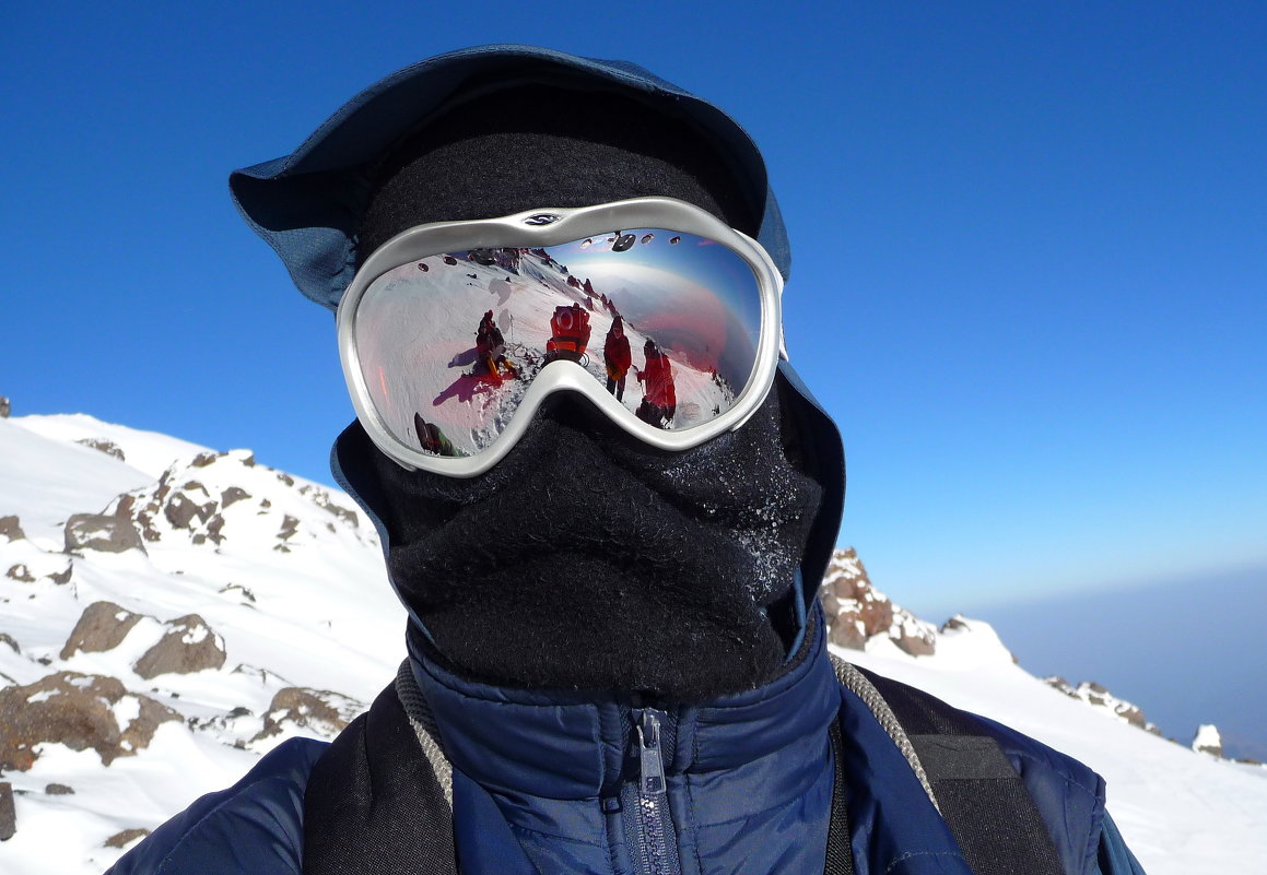 Селфи на скалах Ленца на высоте 4800 м на фоне восточной вершины Эльбруса - Vladimir 070549 