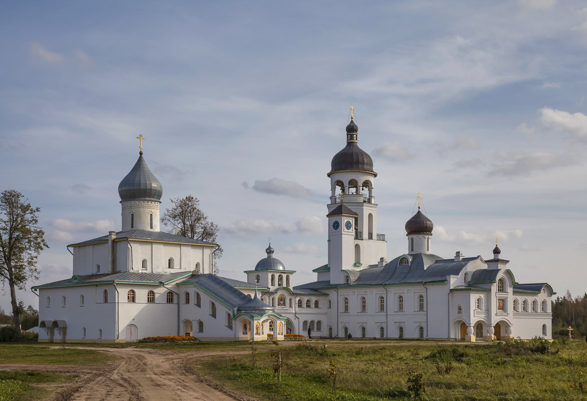 Иоанно-Богословский Савво-Крыпецкий монастырь. Архитектурный ансамбль - Алексей Шаповалов Стерх