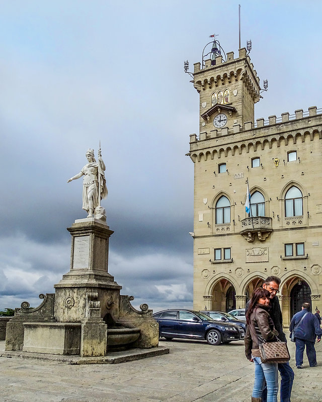 Сан-Марино. Статуя Свободы перед дворцом правительства. - Лейла Новикова