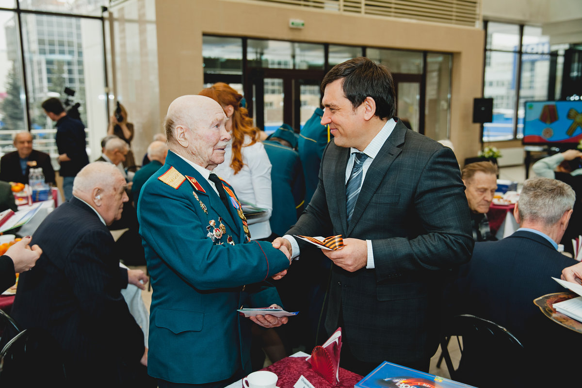 Торжественное вручение медалей «70 лет Победы» ветеранам Великой Отечественной войны. - Юрий Лобачев