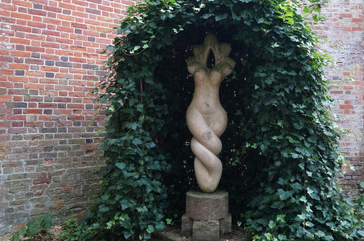 Скульптура в саду поместья Лонглит - Natalia Harries