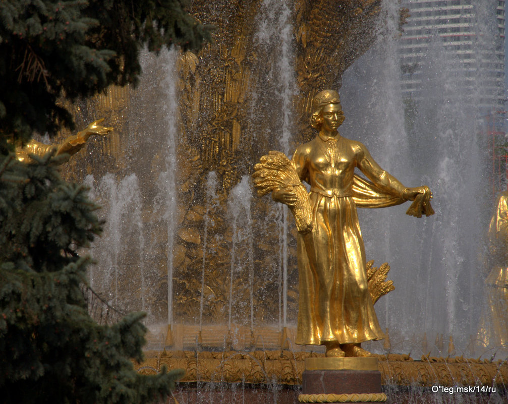 в золоте и освещенная солнцем - Олег Лукьянов