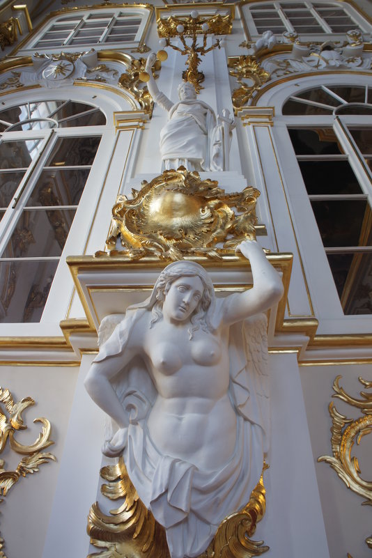 Парадная (Иорданская) лестница. Статуя "Правосудие" и Кариатида - Елена Павлова (Смолова)