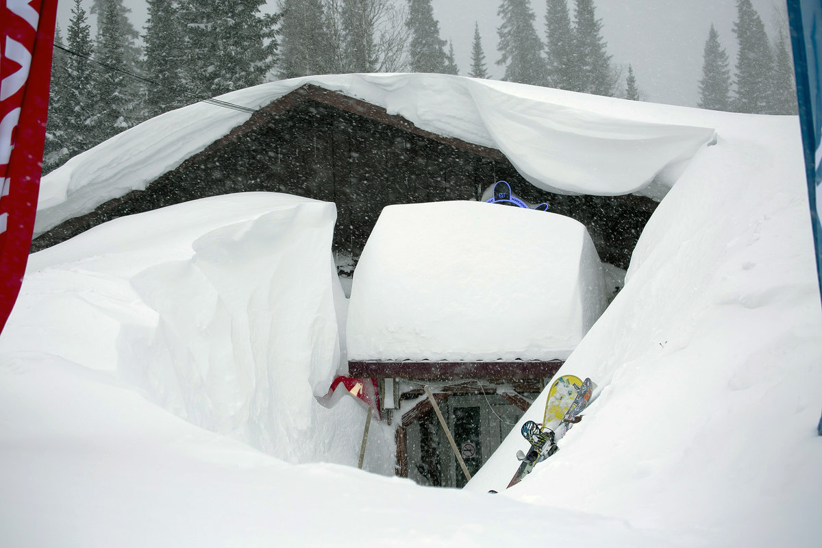 Вход в бар "Горный спасатель" во время снегопада. - Александр Рейтер