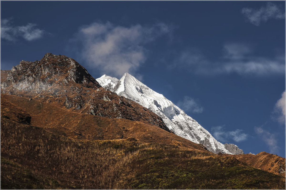 Все выше и выше...Гималаи,Непал...на высоте около 3000м. - Александр Вивчарик