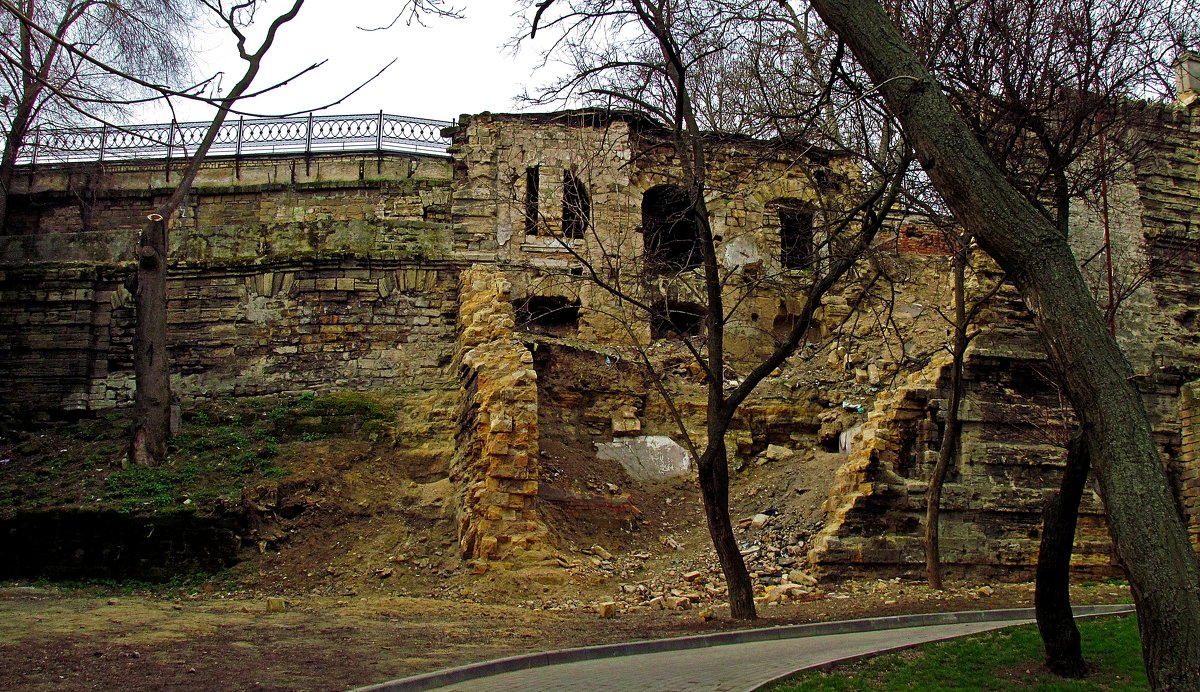 руины возле Потемкинской лестницы - Александр Корчемный