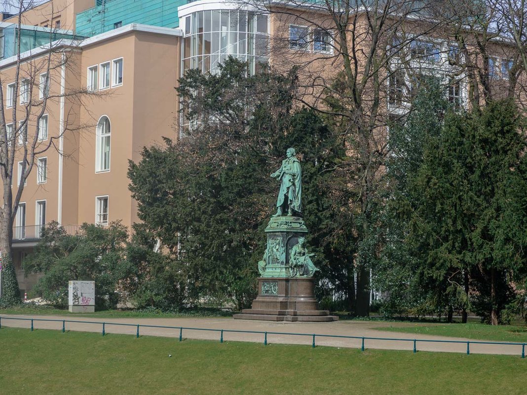 В парке - Witalij Loewin
