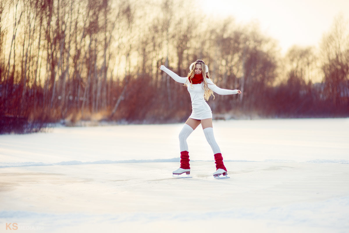 Молодая красавица надела ролики и катается на коньках голая