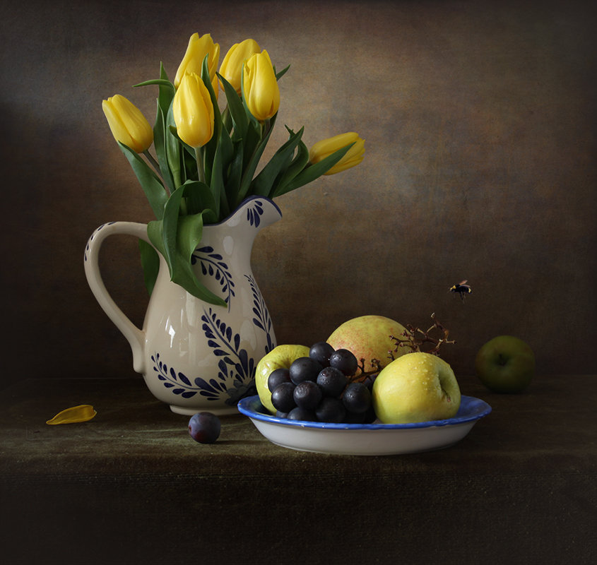 С желтыми тюльпанами - Татьяна Карачкова