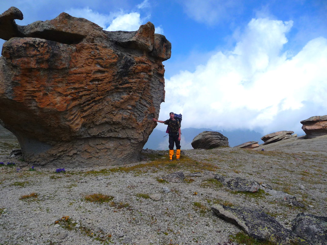 У Каменных Грибов на северном склоне Эльбруса. Высота 3000 м над уровнем моря - Vladimir 070549 