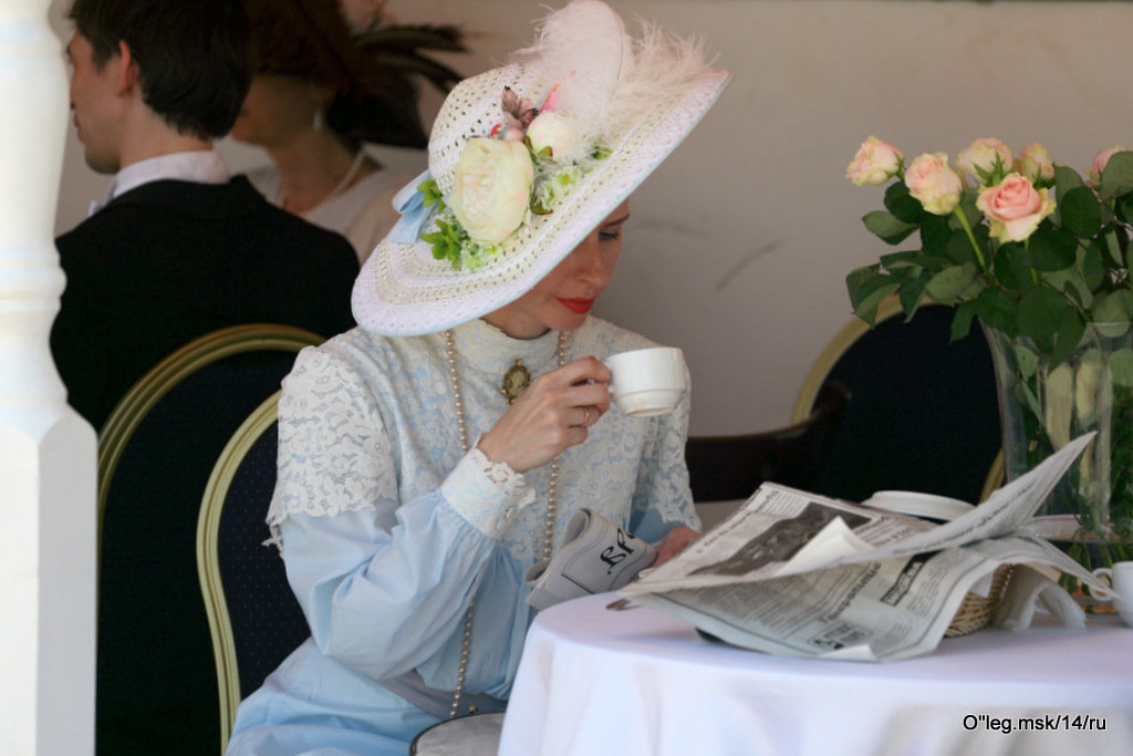 Дама в шляпе за чашкой чая и читающая газету - Олег Лукьянов