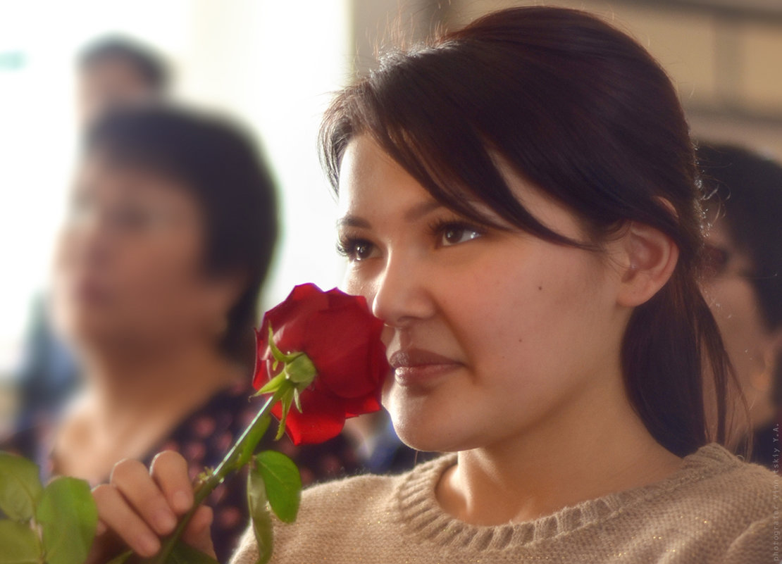 незнакомая девушка и цветок розы - Юрий Винницкий