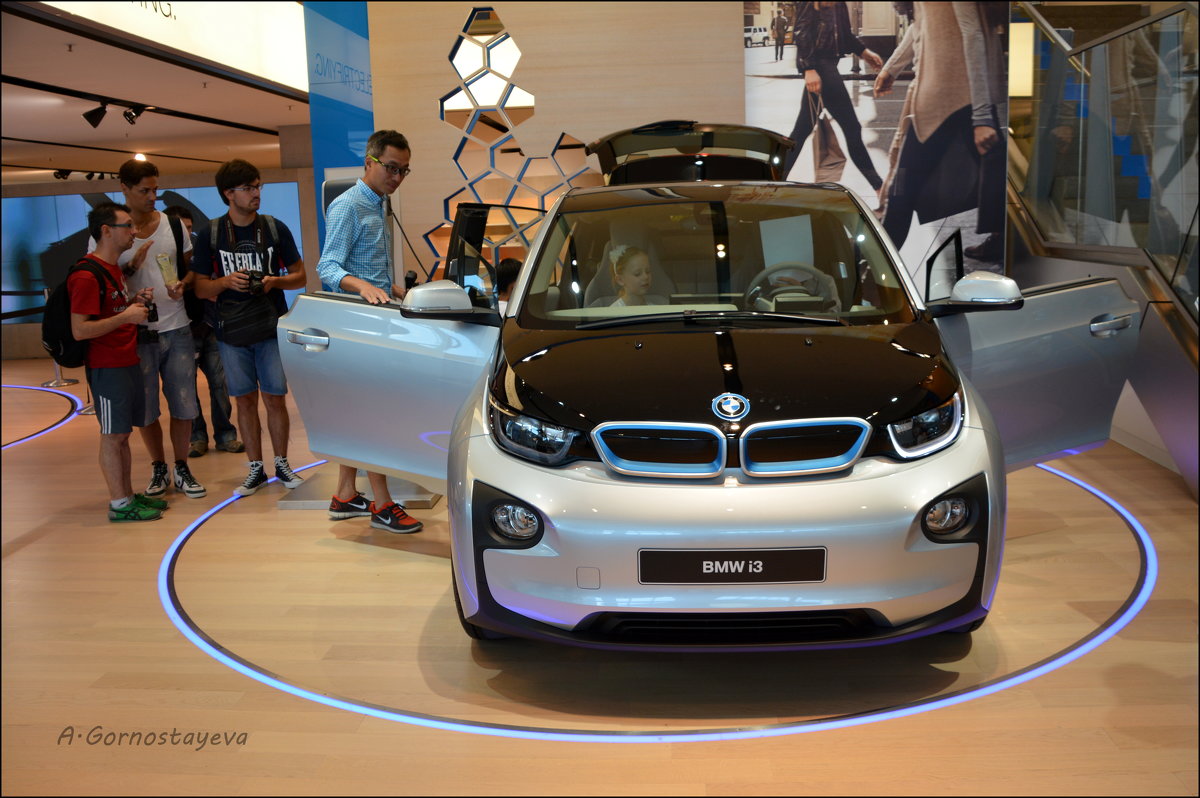 BMW i3.  В электромобиле можно посидеть, потрогать, покрутить... - Anna Gornostayeva