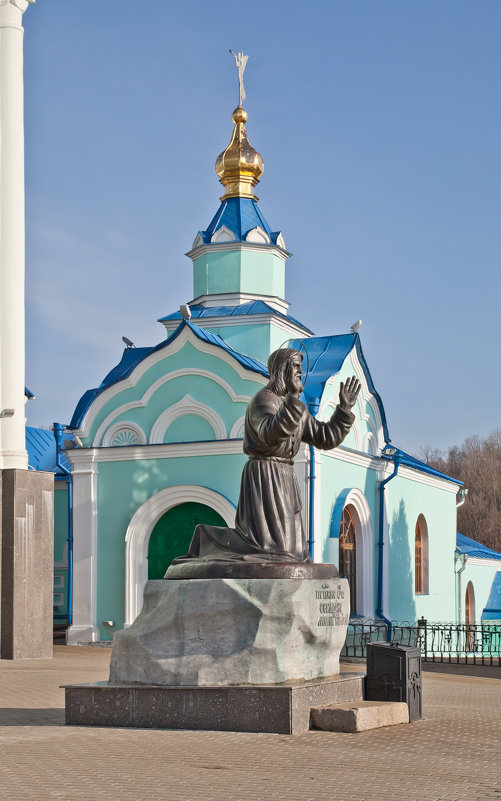 Курская Коренная Рождество-Богородичная пустынь. Памятник преподобному Серафиму Саровскому на фоне ч - Алексей Шаповалов Стерх