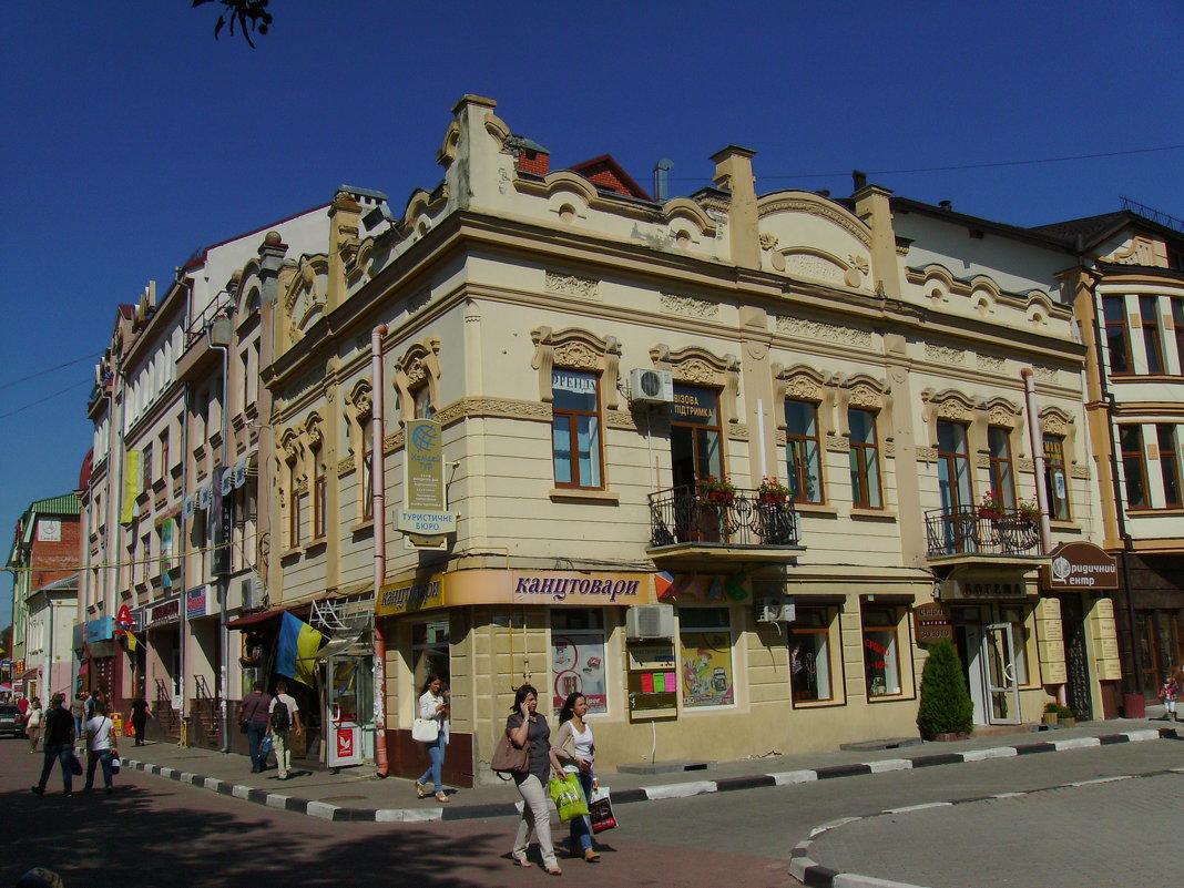 Офисно - торговое  здание  в  Ивано - Франковске - Андрей  Васильевич Коляскин