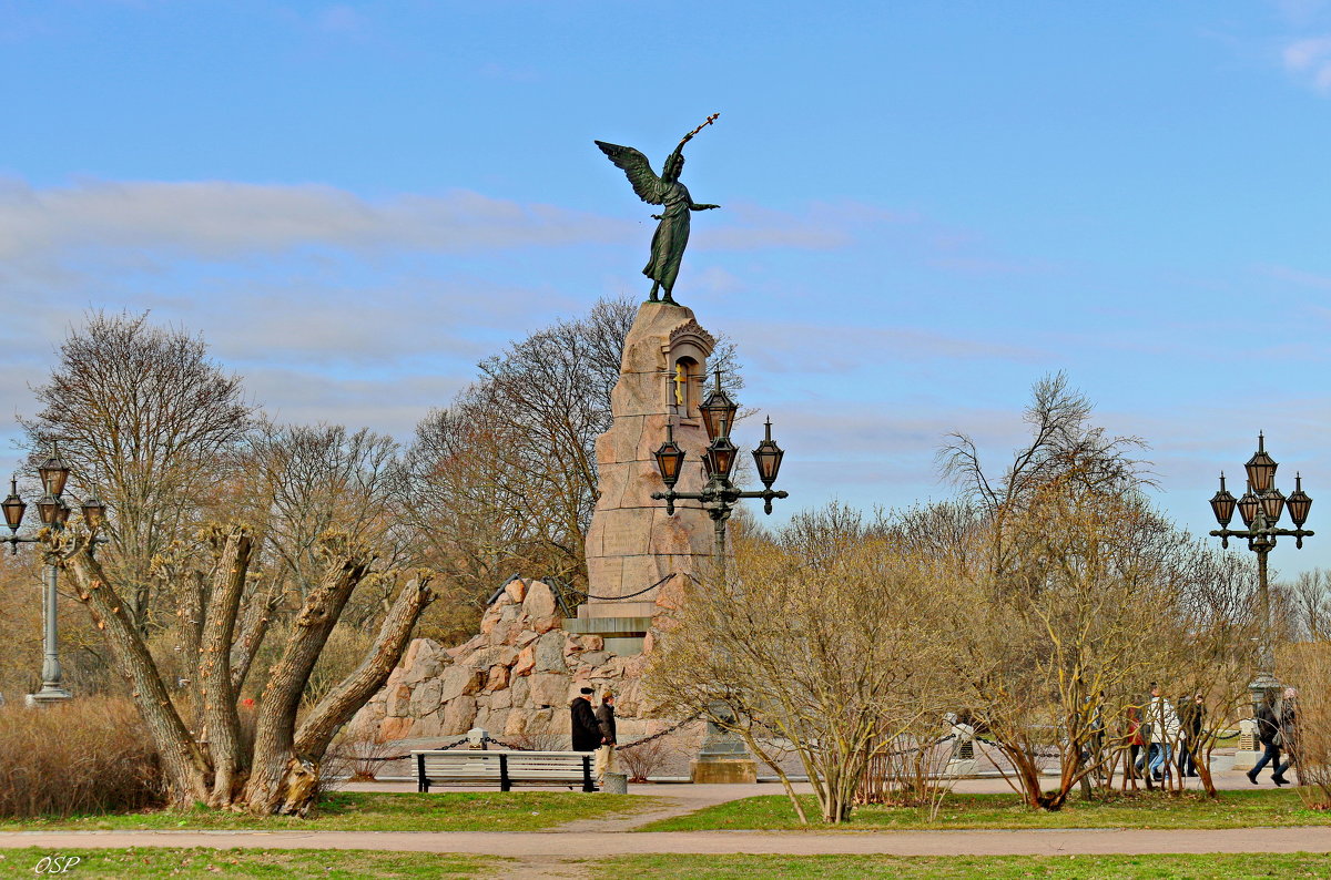 Памятник морякам, погибшим на броненосце "Русалка", в Таллине. - Олег Попков