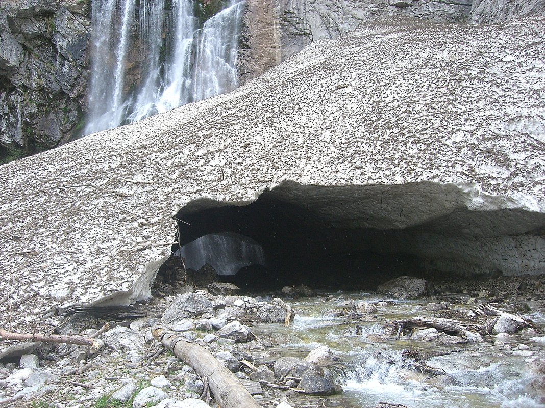 Абхазия. У подножия Гегского водопада в начале мая. - юрий 