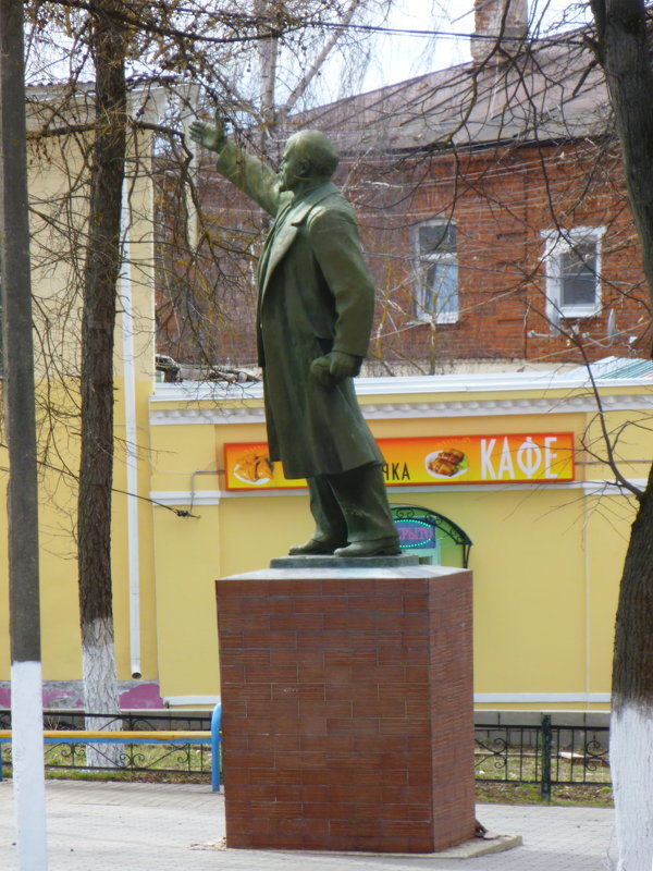 Памятник Ленину в сквере рядом с монументом павшим в Великой Отечественной войне. - Galina Leskova