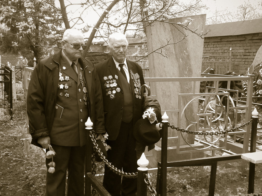 Ветераны на могиле боевого генерала - Валерий Левичев