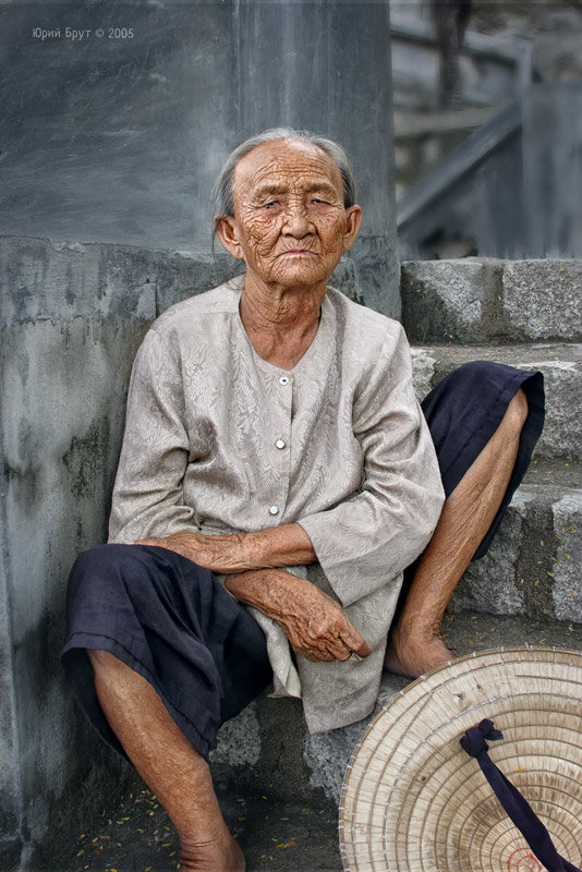 Портрет пожилой вьетнамки, просящей милостыню - Yuri Brut