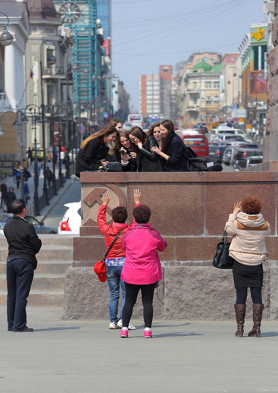Российские девушки и китайские туристы - Александр 