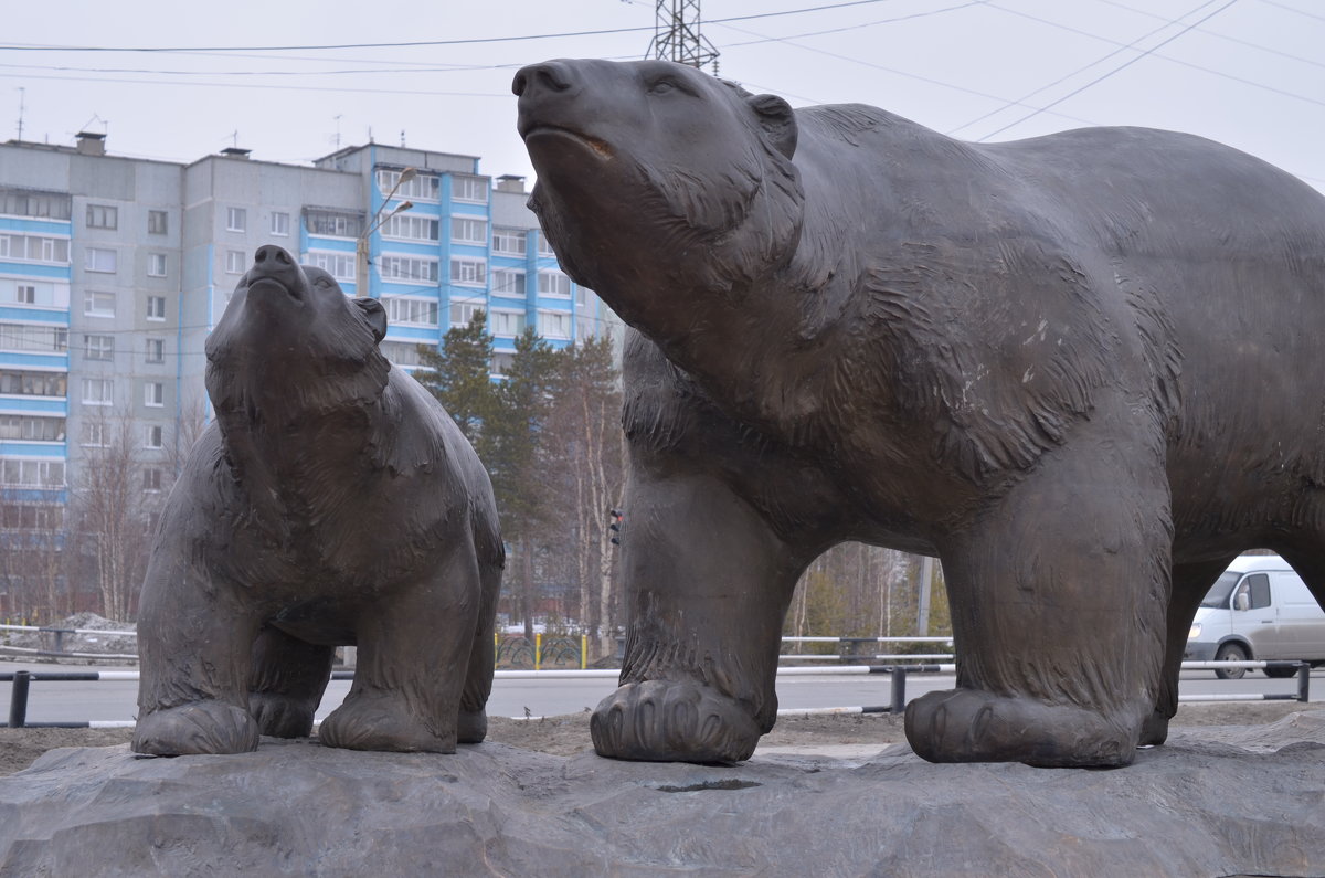 Ноябрьск.Памятник белым медведям. - Лариса Красноперова