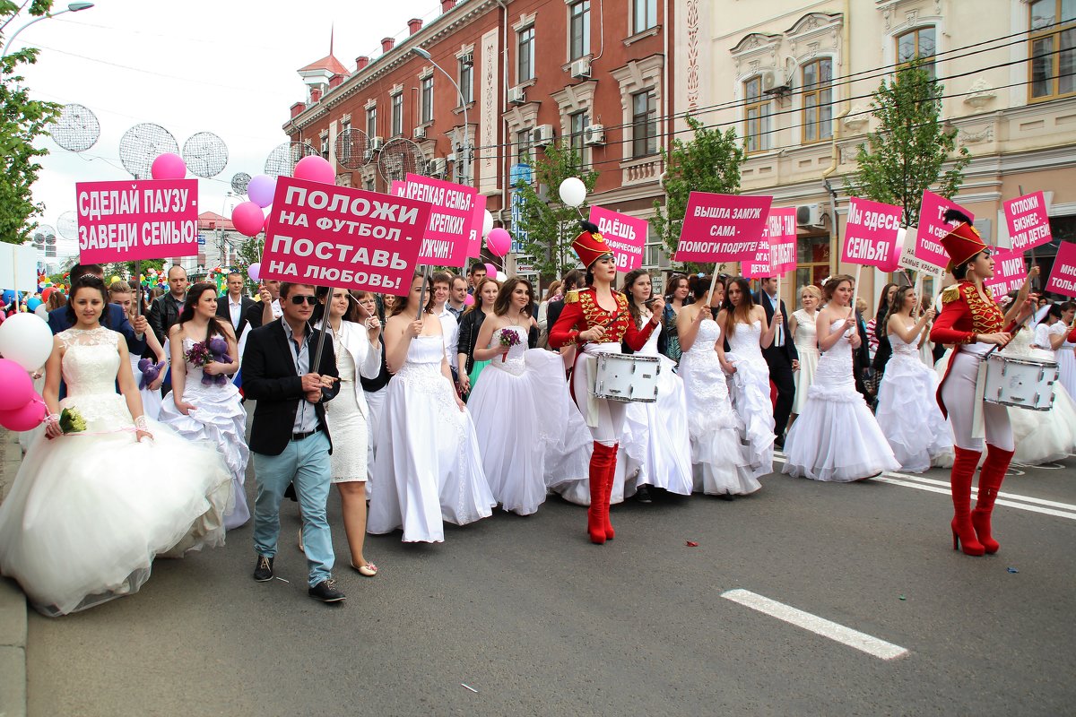Невесты на демонстрации. - Леонид Марголис