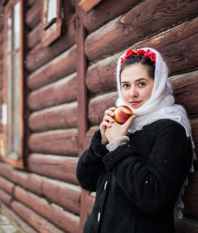 Девушка с яблочком - Мария Корнилова