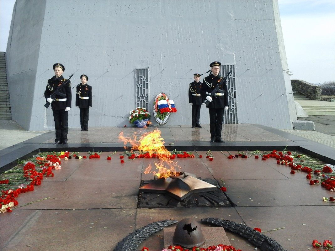 Почётный караул у Памятника Алёши в городе Герое  Мурманске - Надежда 